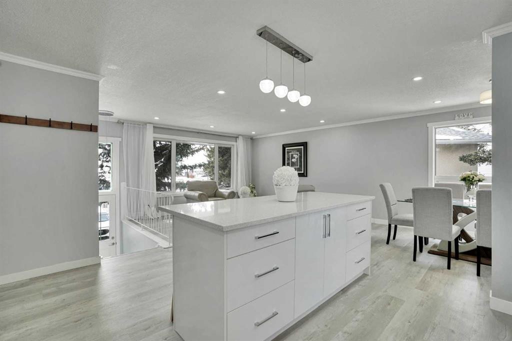 5036 Marshall Road Ne, Calgary, AB - Indoor