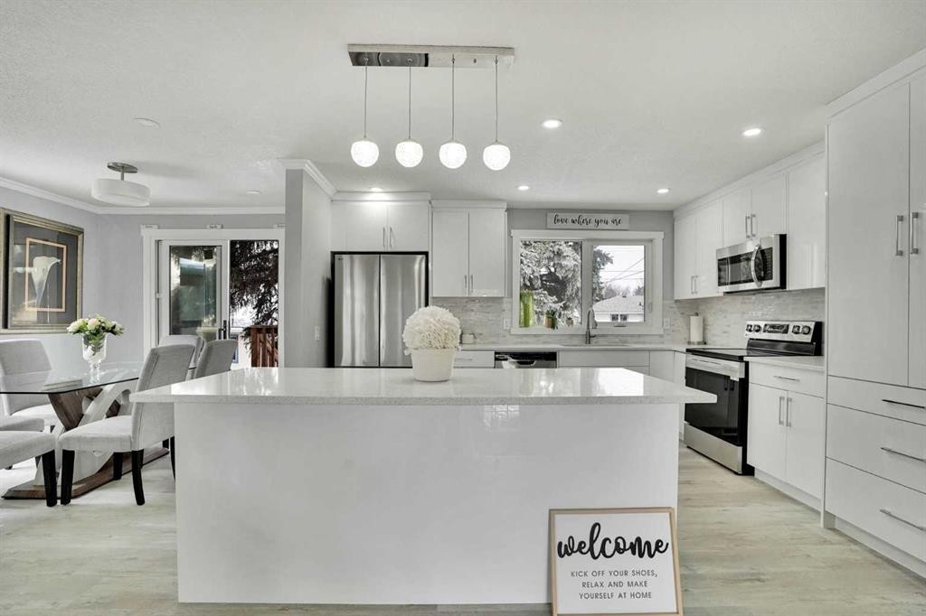 5036 Marshall Road Ne, Calgary, AB - Indoor Photo Showing Kitchen With Upgraded Kitchen