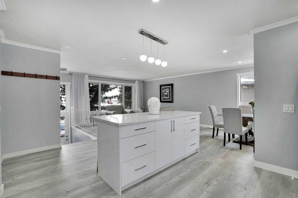 5036 Marshall Road Ne, Calgary, AB - Indoor