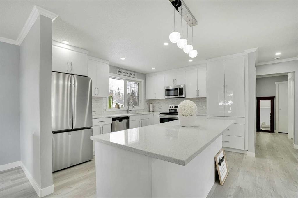 5036 Marshall Road Ne, Calgary, AB - Indoor Photo Showing Kitchen With Upgraded Kitchen