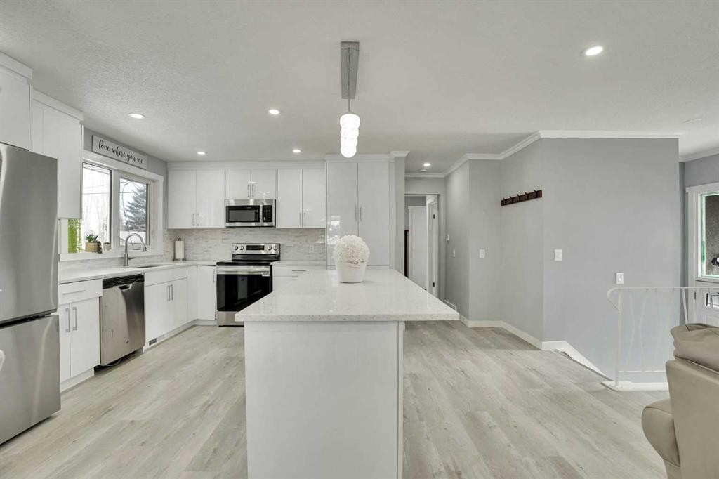 5036 Marshall Road Ne, Calgary, AB - Indoor Photo Showing Kitchen With Upgraded Kitchen