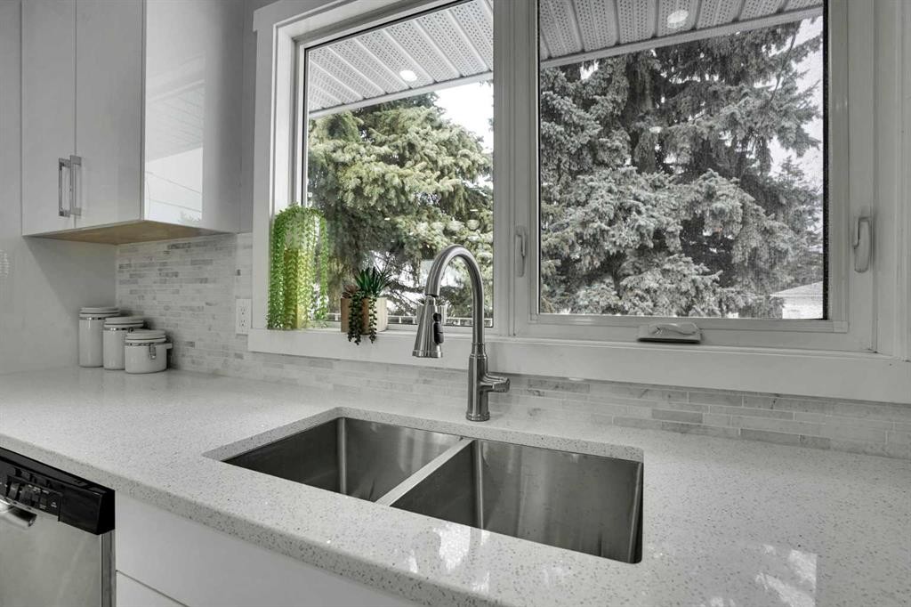 5036 Marshall Road Ne, Calgary, AB - Indoor Photo Showing Kitchen With Double Sink
