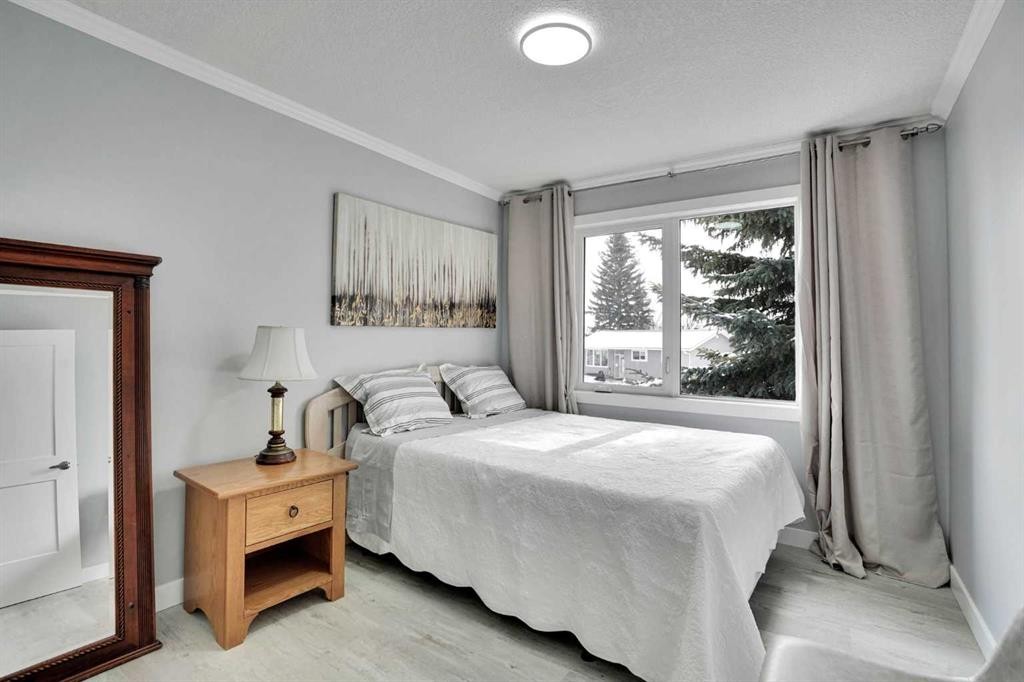5036 Marshall Road Ne, Calgary, AB - Indoor Photo Showing Bedroom