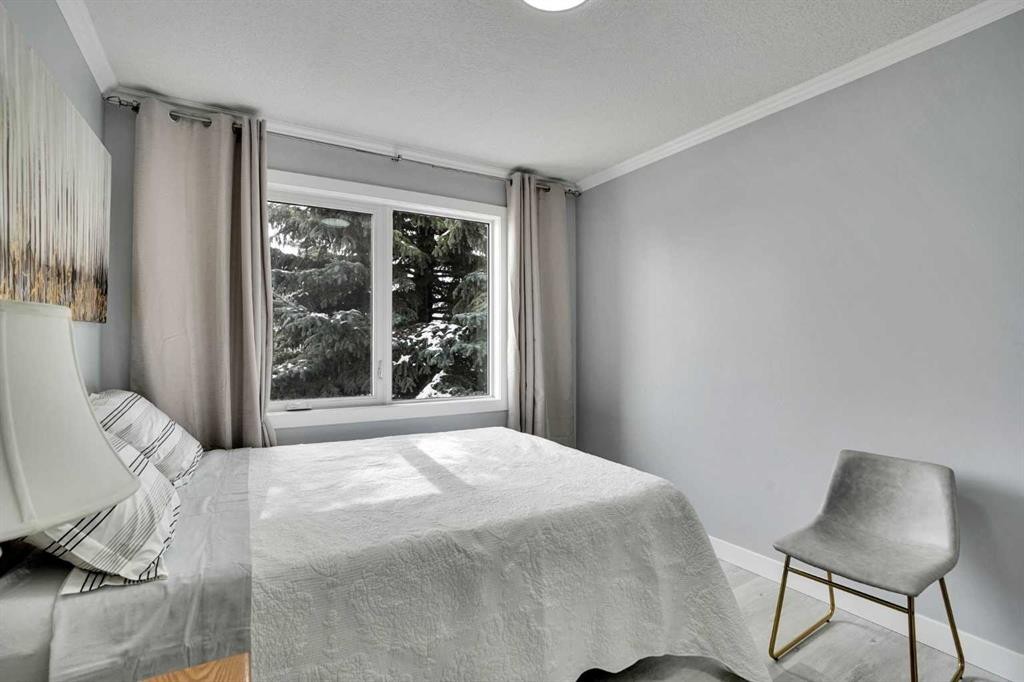 5036 Marshall Road Ne, Calgary, AB - Indoor Photo Showing Bedroom