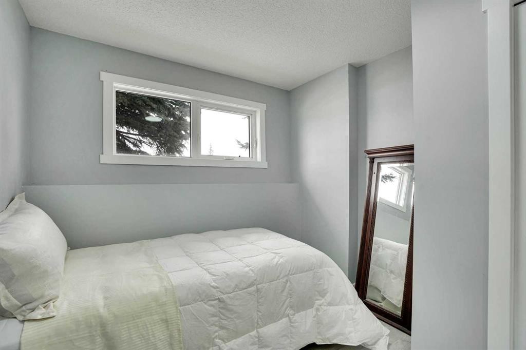 5036 Marshall Road Ne, Calgary, AB - Indoor Photo Showing Bedroom