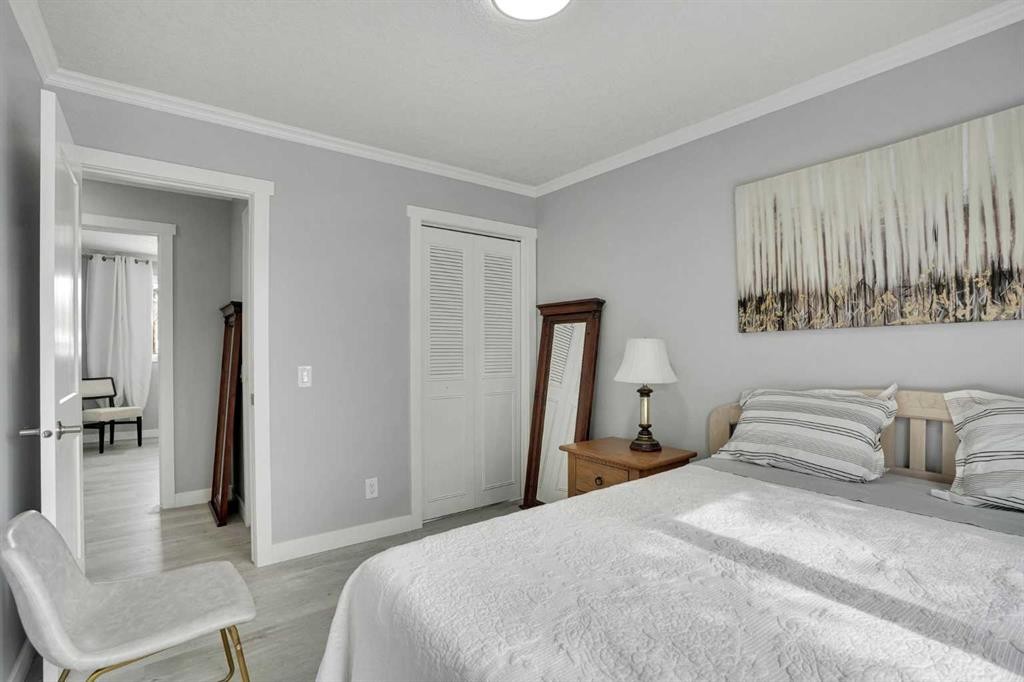 5036 Marshall Road Ne, Calgary, AB - Indoor Photo Showing Bedroom