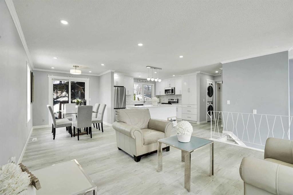 5036 Marshall Road Ne, Calgary, AB - Indoor Photo Showing Living Room