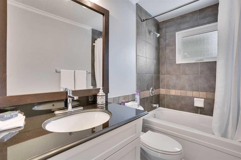 5036 Marshall Road Ne, Calgary, AB - Indoor Photo Showing Bathroom