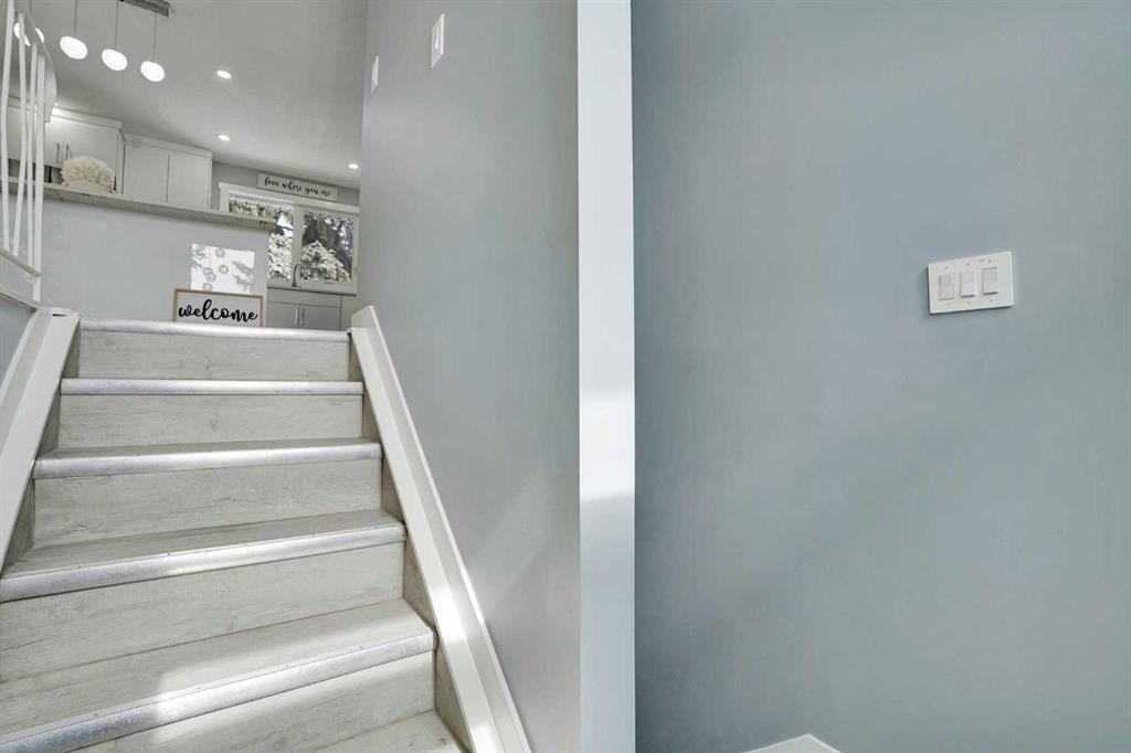 5036 Marshall Road Ne, Calgary, AB - Indoor Photo Showing Other Room