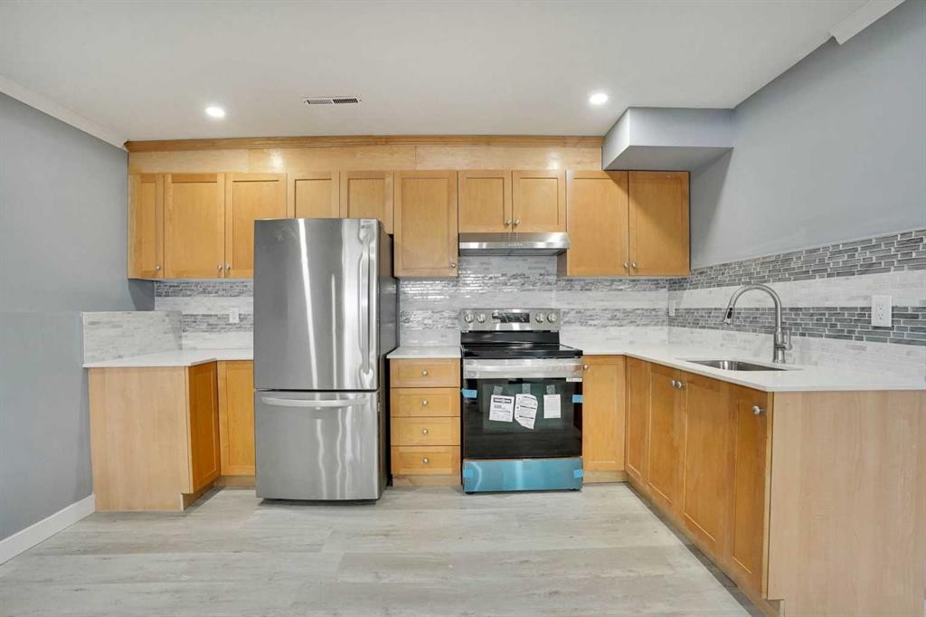 5036 Marshall Road Ne, Calgary, AB - Indoor Photo Showing Kitchen