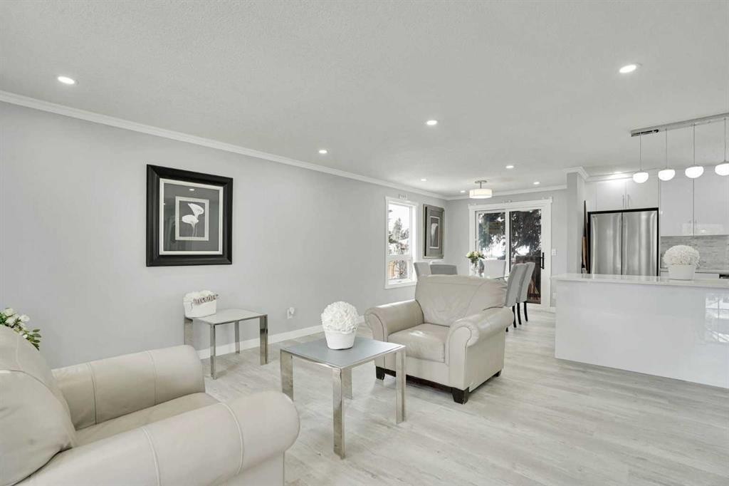 5036 Marshall Road Ne, Calgary, AB - Indoor Photo Showing Living Room