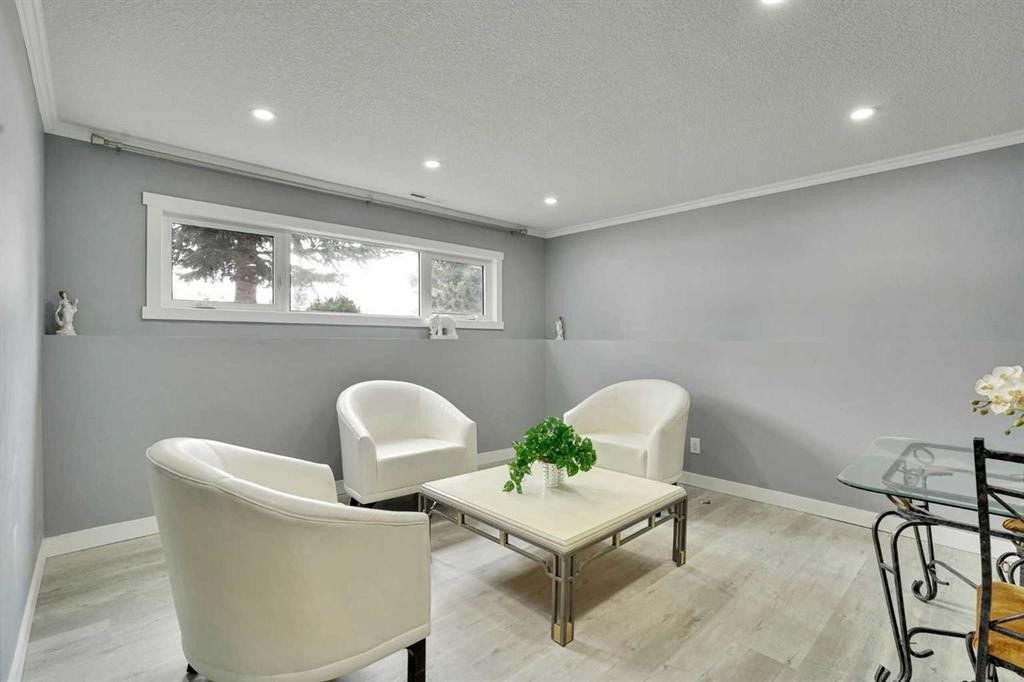 5036 Marshall Road Ne, Calgary, AB - Indoor