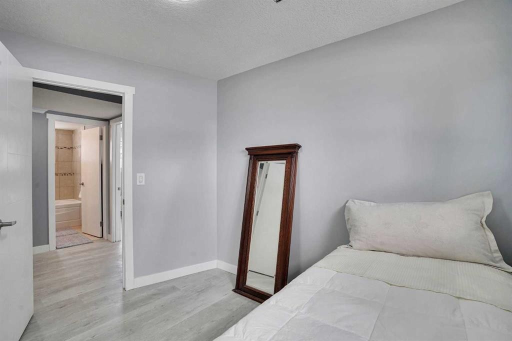 5036 Marshall Road Ne, Calgary, AB - Indoor Photo Showing Bedroom