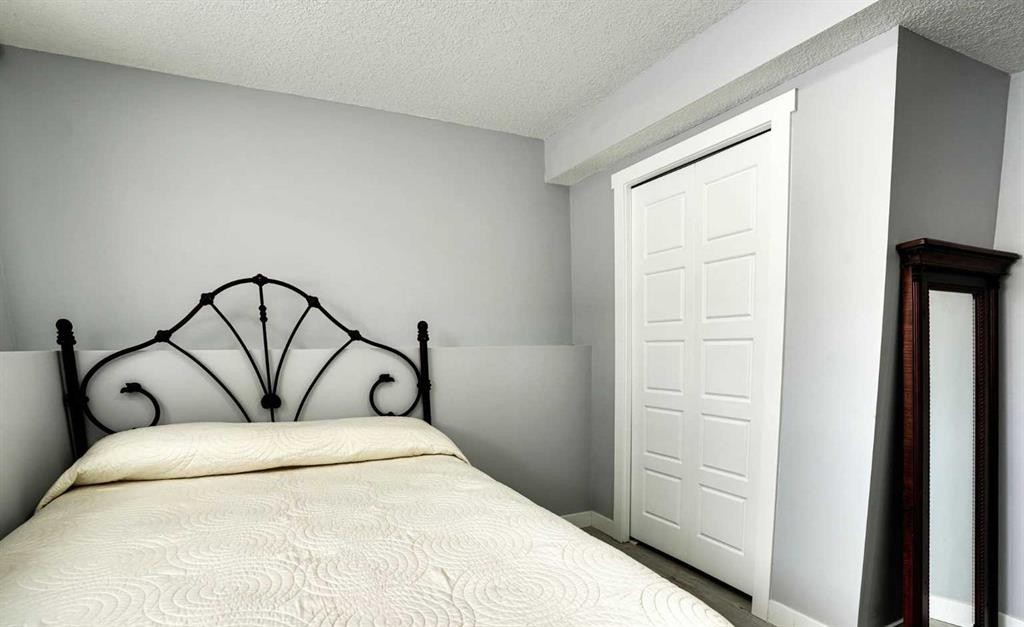 5036 Marshall Road Ne, Calgary, AB - Indoor Photo Showing Bedroom
