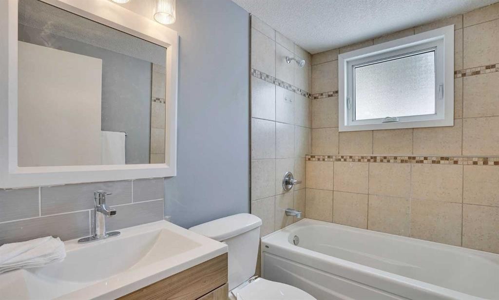 5036 Marshall Road Ne, Calgary, AB - Indoor Photo Showing Bathroom