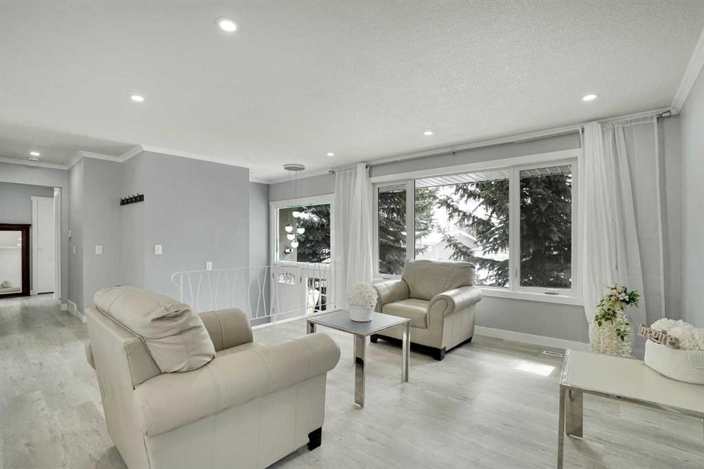 5036 Marshall Road Ne, Calgary, AB - Indoor Photo Showing Living Room