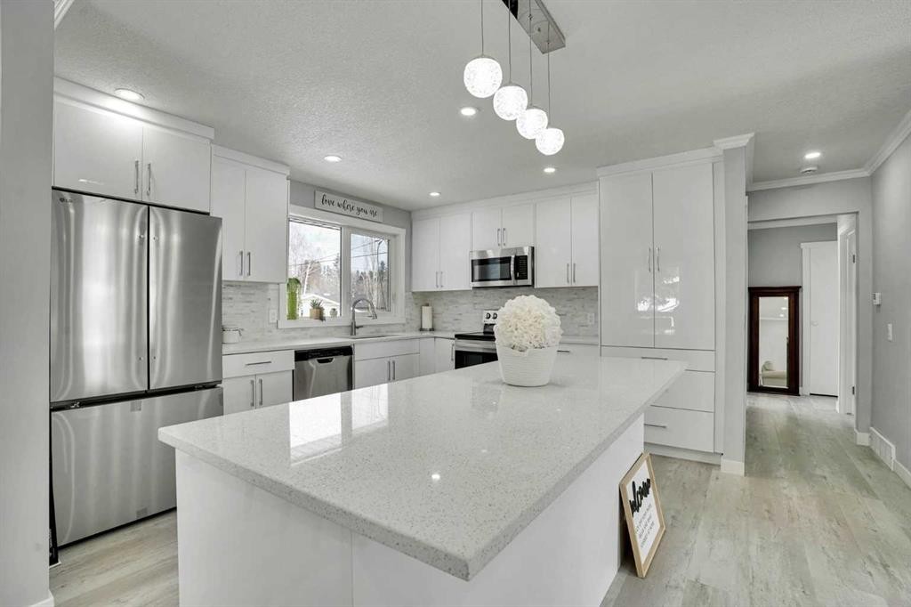 5036 Marshall Road Ne, Calgary, AB - Indoor Photo Showing Kitchen With Upgraded Kitchen