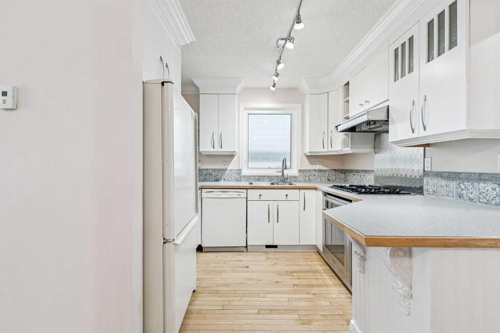 131 Woodglen Way Sw, Calgary, AB - Indoor Photo Showing Kitchen