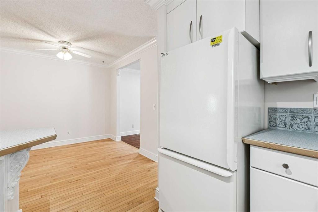 131 Woodglen Way Sw, Calgary, AB - Indoor