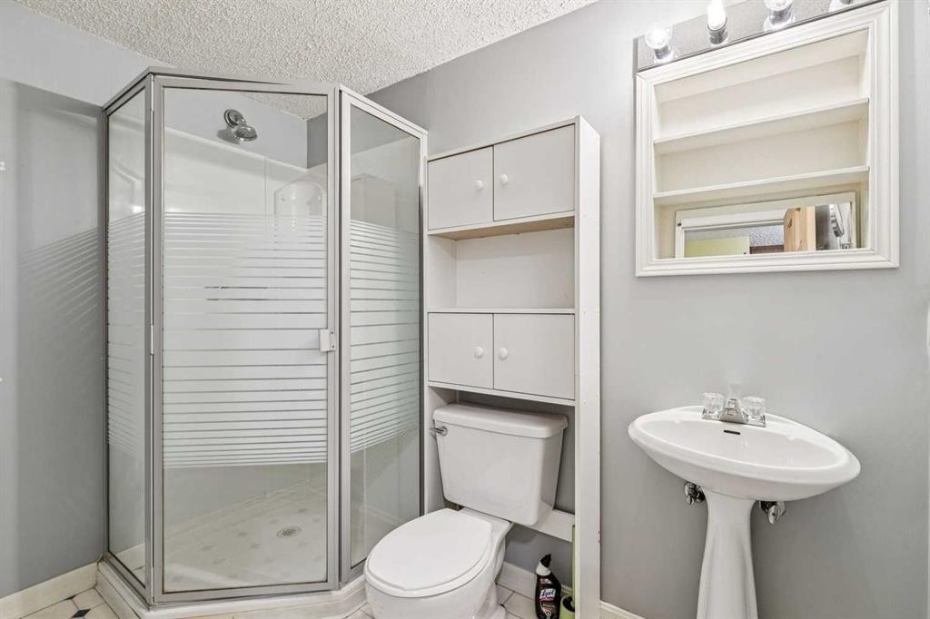 131 Woodglen Way Sw, Calgary, AB - Indoor Photo Showing Bathroom