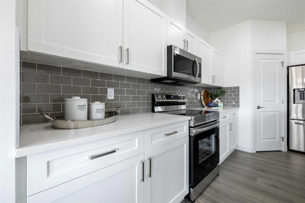 15 Heritage Point, Cochrane, AB - Indoor Photo Showing Kitchen