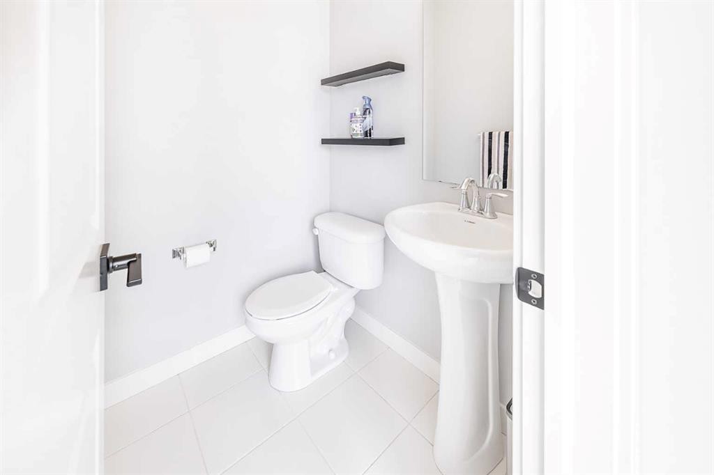 134 Walgrove Drive Se, Calgary, AB - Indoor Photo Showing Bathroom