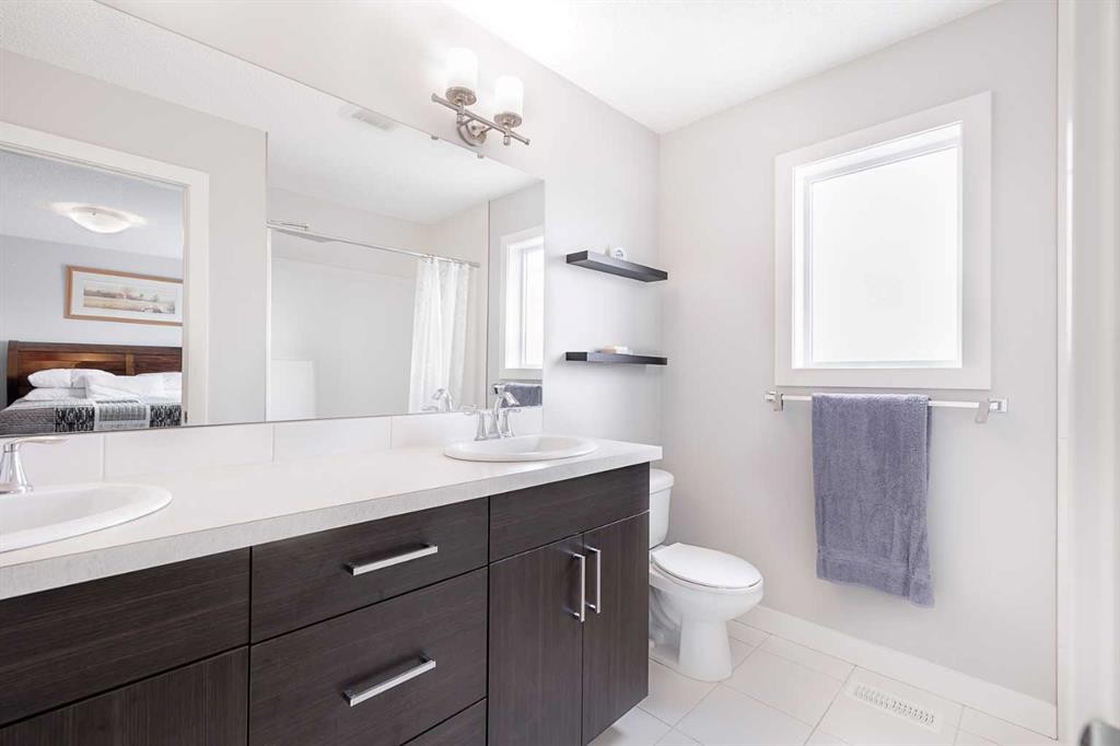 134 Walgrove Drive Se, Calgary, AB - Indoor Photo Showing Bathroom