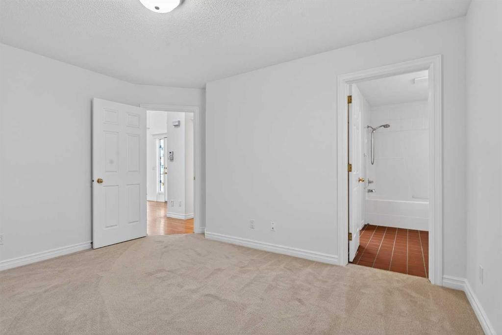 255 Hamptons Terrace Nw, Calgary, AB - Indoor Photo Showing Other Room