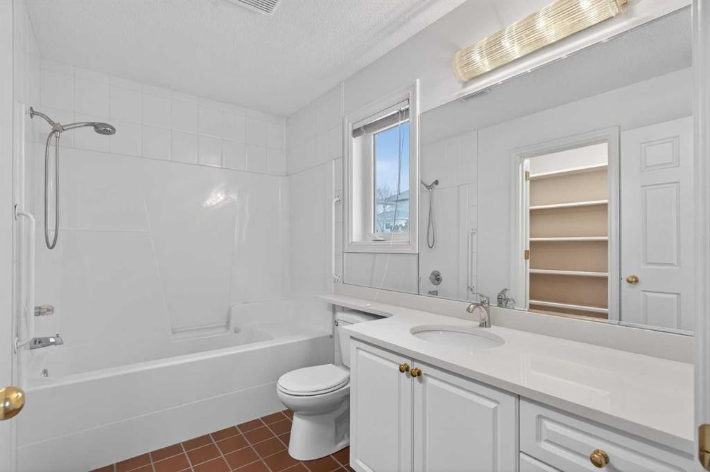 255 Hamptons Terrace Nw, Calgary, AB - Indoor Photo Showing Bathroom
