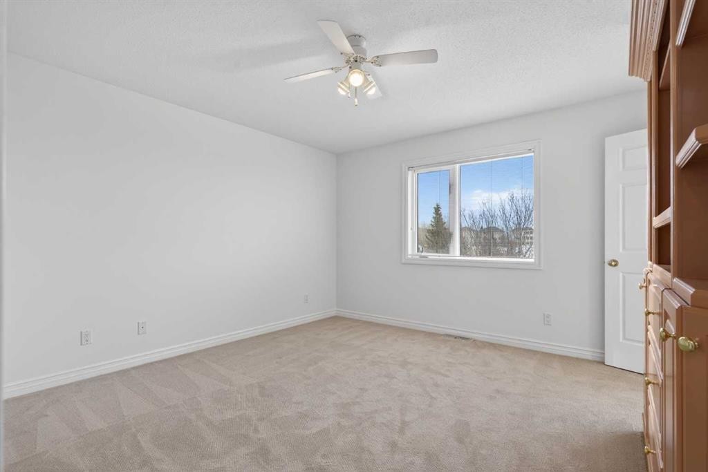 255 Hamptons Terrace Nw, Calgary, AB - Indoor Photo Showing Other Room