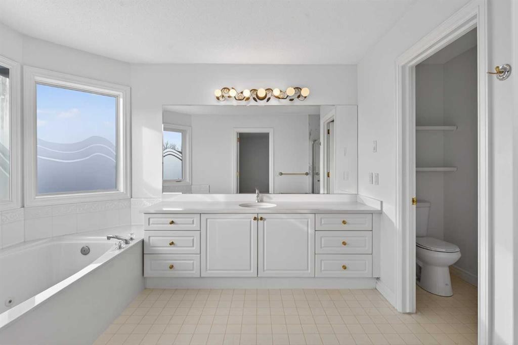 255 Hamptons Terrace Nw, Calgary, AB - Indoor Photo Showing Bathroom