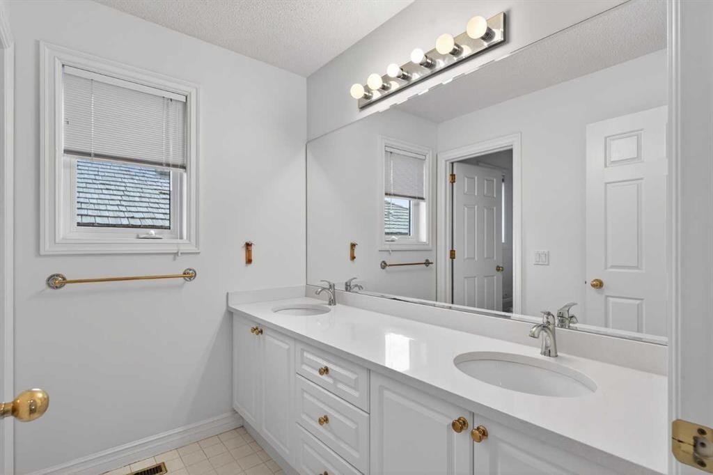 255 Hamptons Terrace Nw, Calgary, AB - Indoor Photo Showing Bathroom
