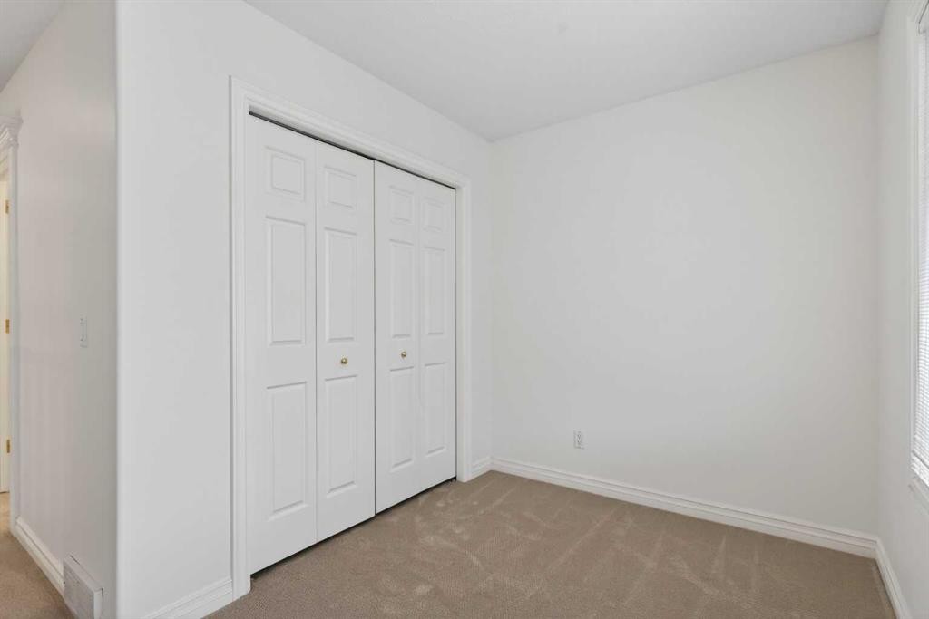 255 Hamptons Terrace Nw, Calgary, AB - Indoor Photo Showing Other Room