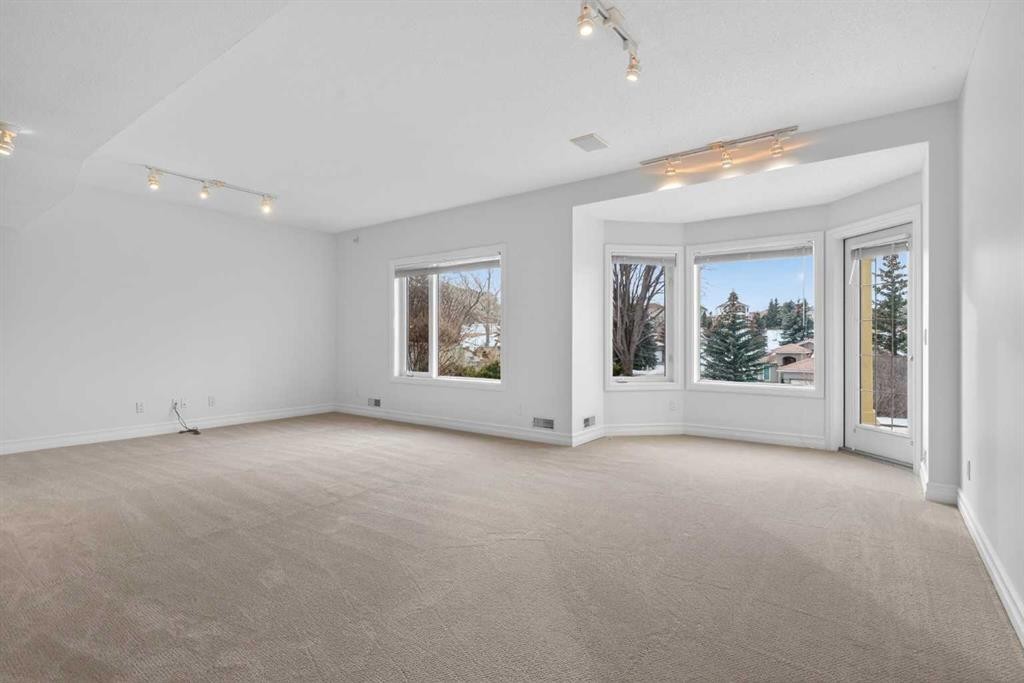 255 Hamptons Terrace Nw, Calgary, AB - Indoor Photo Showing Other Room