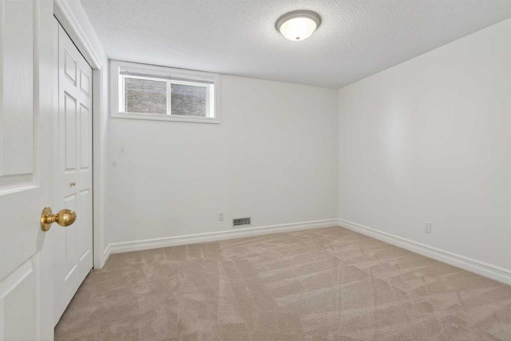 255 Hamptons Terrace Nw, Calgary, AB - Indoor Photo Showing Other Room