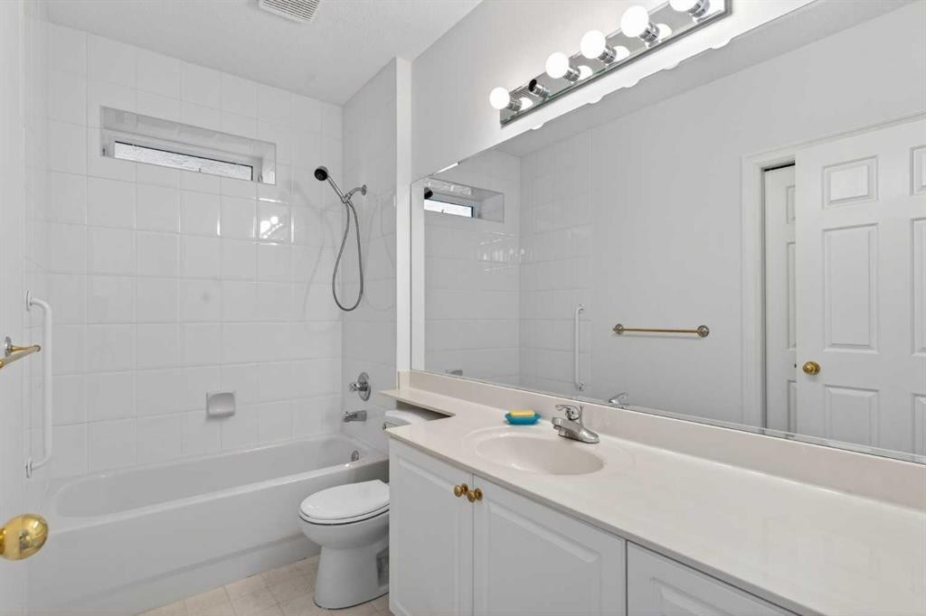 255 Hamptons Terrace Nw, Calgary, AB - Indoor Photo Showing Bathroom