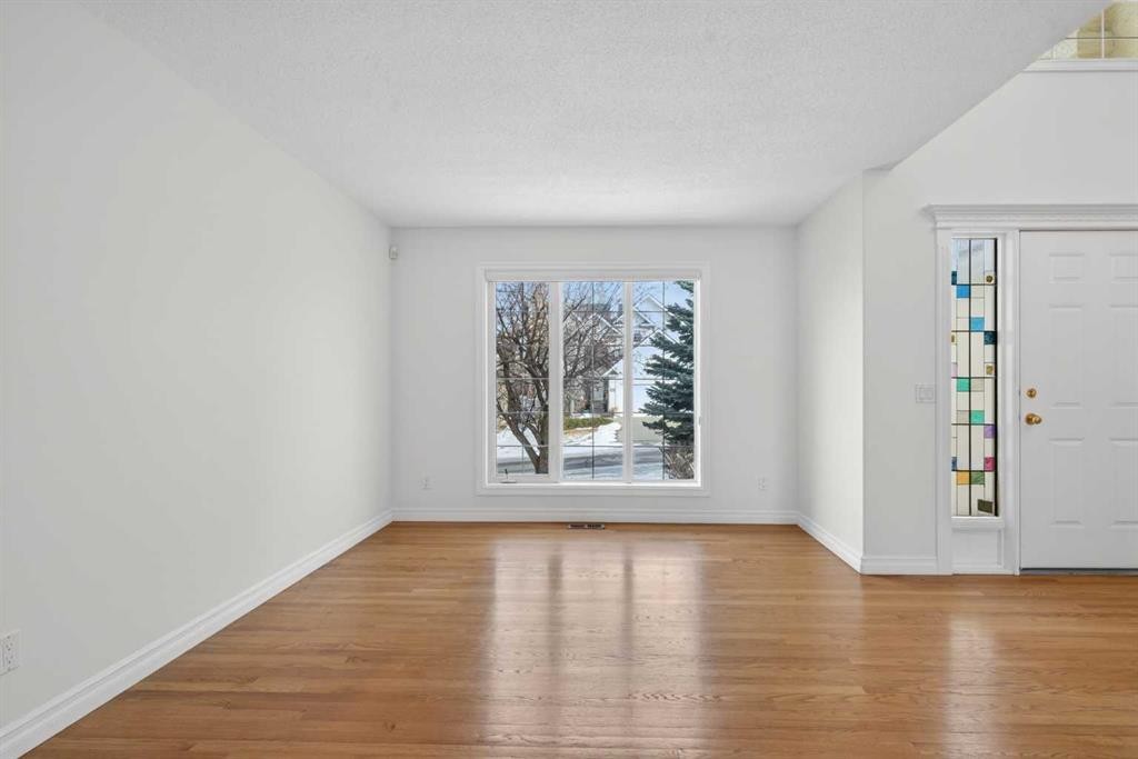 255 Hamptons Terrace Nw, Calgary, AB - Indoor Photo Showing Other Room