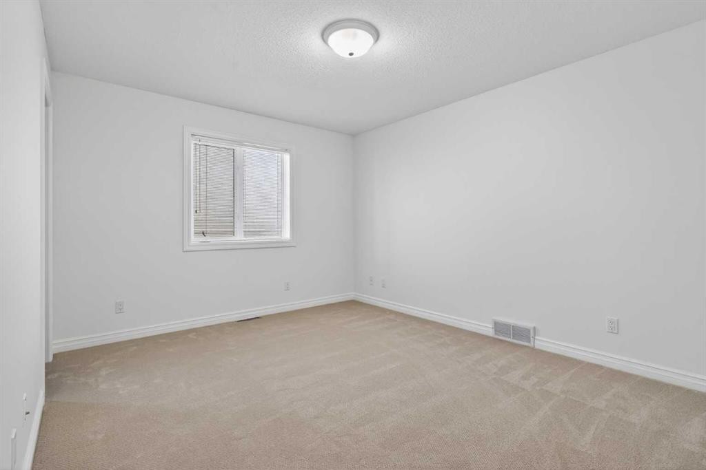 255 Hamptons Terrace Nw, Calgary, AB - Indoor Photo Showing Other Room
