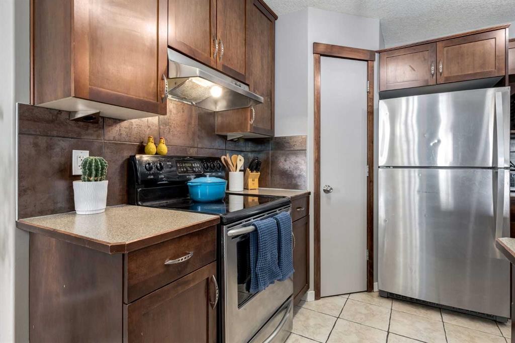 138 Cranberry Place Se, Calgary, AB - Indoor Photo Showing Kitchen