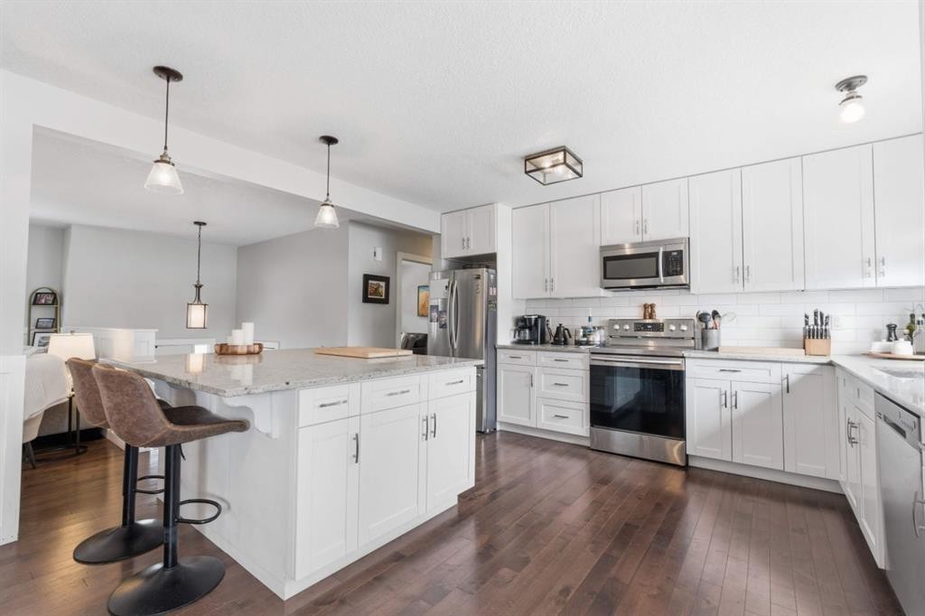 8411 Silver Springs Road Nw, Calgary, AB - Indoor Photo Showing Kitchen With Upgraded Kitchen