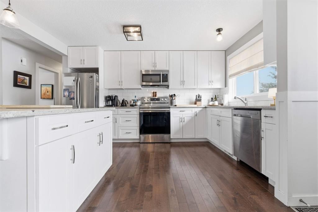 8411 Silver Springs Road Nw, Calgary, AB - Indoor Photo Showing Kitchen With Stainless Steel Kitchen With Upgraded Kitchen