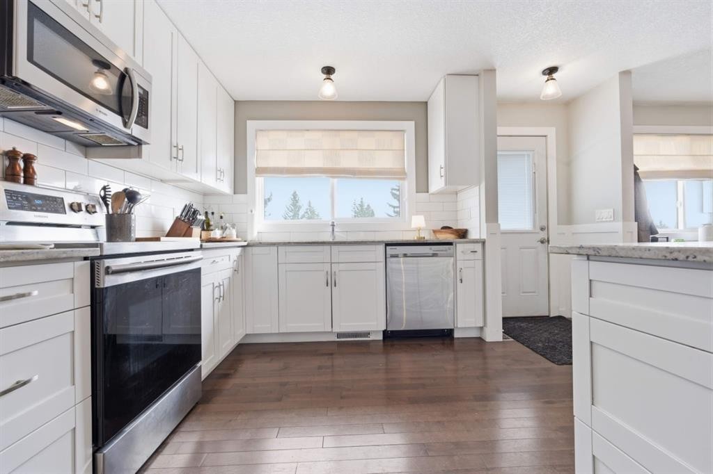 8411 Silver Springs Road Nw, Calgary, AB - Indoor Photo Showing Kitchen With Upgraded Kitchen