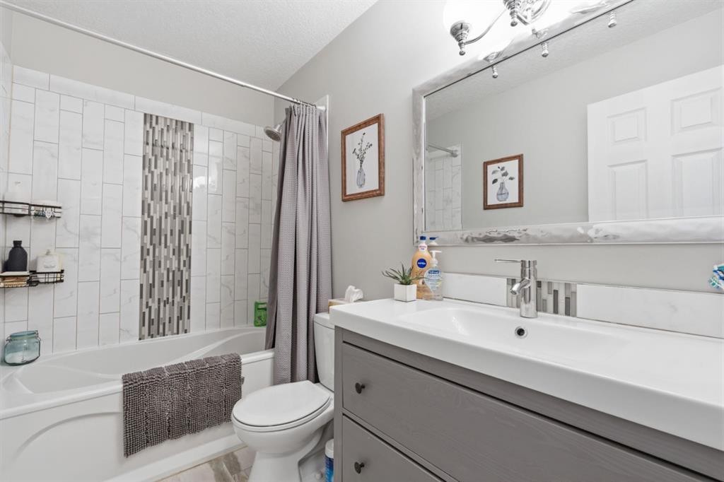 8411 Silver Springs Road Nw, Calgary, AB - Indoor Photo Showing Bathroom
