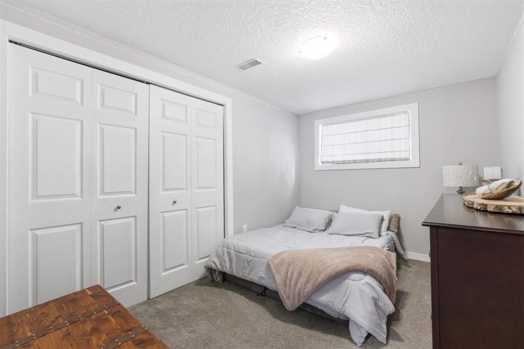 8411 Silver Springs Road Nw, Calgary, AB - Indoor Photo Showing Bedroom