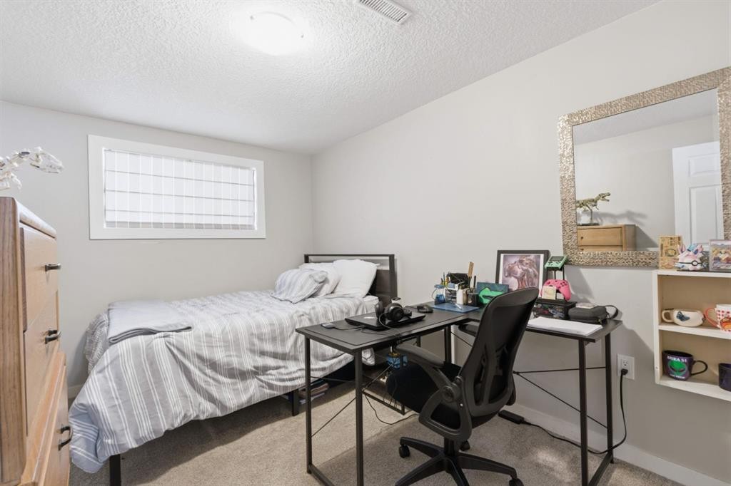8411 Silver Springs Road Nw, Calgary, AB - Indoor Photo Showing Bedroom
