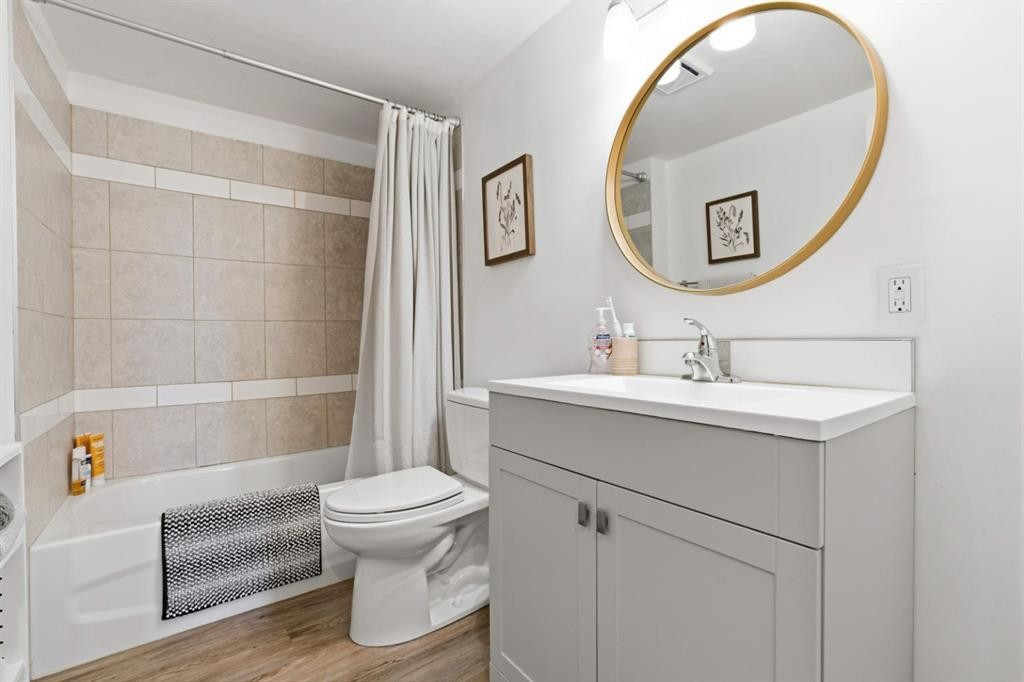 8411 Silver Springs Road Nw, Calgary, AB - Indoor Photo Showing Bathroom