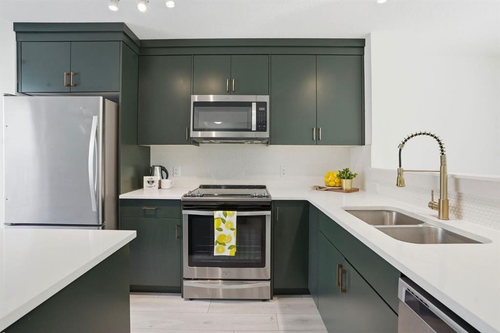 812 Cranbrook Walk Se, Calgary, AB - Indoor Photo Showing Kitchen With Stainless Steel Kitchen With Double Sink With Upgraded Kitchen