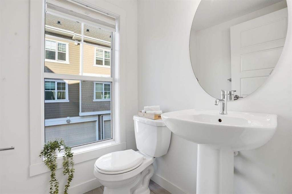 812 Cranbrook Walk Se, Calgary, AB - Indoor Photo Showing Bathroom