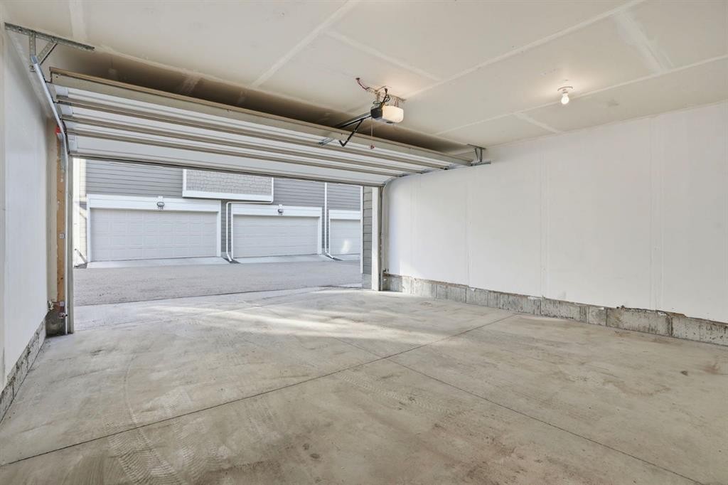 812 Cranbrook Walk Se, Calgary, AB - Indoor Photo Showing Garage