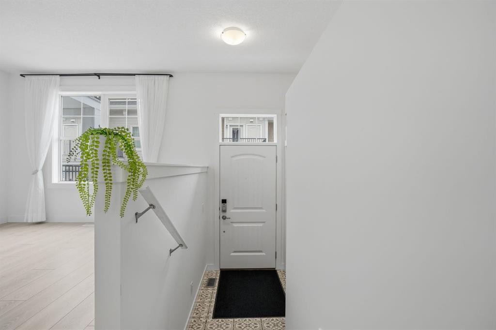 812 Cranbrook Walk Se, Calgary, AB - Indoor Photo Showing Other Room